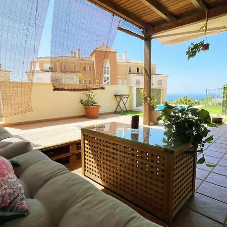 Gran Terraza Con Vistas Al Mar Y Piscina Apartamento
