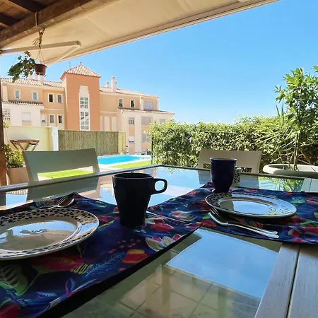 Gran Terraza Con Vistas Al Mar Y Piscina Apartamento